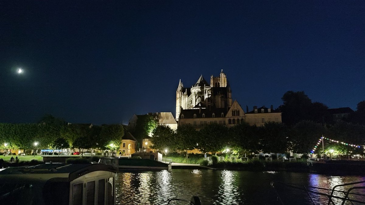 La nuit peut bien tomber, vois-tu la Lune qui se lève?
#Auxerre 
#Yonne #Bourgogne 
#MagnifiqueFrance <a href="/Magnifique_FR/">MagnifiqueFrance</a> 
#photo #photography #photographer #PhotographyIsArt #streetphotography #photooftheday #picoftheday #PictureOfTheDay #PhotoChallenge2022August 
<a href="/AJA/">AJ Auxerre</a> <a href="/StadeAuxFoot/">Stade Auxerrois ⚽</a>