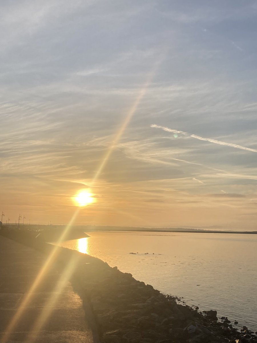 Noreendarcy's tweet photo. What a gorgeous morning π Go mbeidh muid beo ag an am seo arΓs #salthillprom #grattanbeach #blackrock #galwaybay #wildatlanticway #galwaycity #August2022 #summer #heatwave https://t.co/nSAHXC6MQO