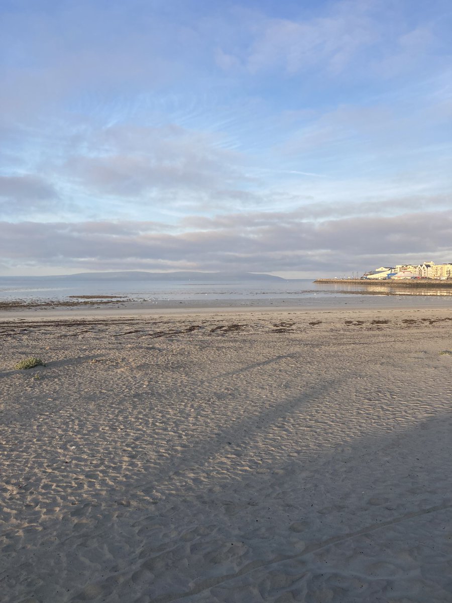 Noreendarcy's tweet photo. What a gorgeous morning π Go mbeidh muid beo ag an am seo arΓs #salthillprom #grattanbeach #blackrock #galwaybay #wildatlanticway #galwaycity #August2022 #summer #heatwave https://t.co/nSAHXC6MQO