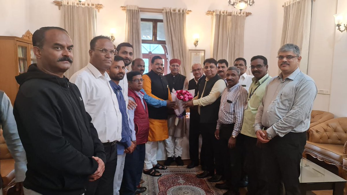 PrafullaPawar_'s tweet photo. सावित्रीबाई फुले पुणे विद्यापीठाच्या व्यवस्थापन परिषदेचे जेष्ठ सदस्य मा. श्री. राजेशजी पांडे सर यांना वाढदिवसाच्या व प्रदीर्घ निरामय आयुष्याच्या शुभेच्छा दिल्या. @rajeshpandenycs @rajeshpandebjp https://t.co/26D7mAYeQI