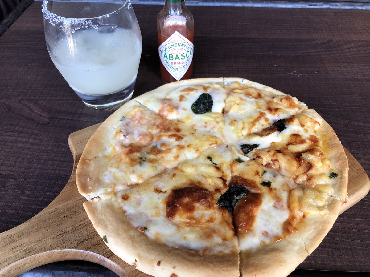 torochan_dayo's tweet photo. 今日のおひるごはんはピザ〜〜からの初アイスホース。どっちもめちゃくちゃおいしい。カウンターで店長さんとお話ししながらチルってる @Dod_Cafe https://t.co/1iUq3qmj9o