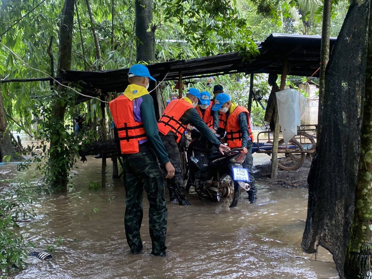 1st_Army_Area's tweet photo. "ทหารเป็นที่พึ่งของประชาชนในทุกโอกาส"

เมื่อวันที่ 9 ส.ค.65 
พล.ร.2 รอ. โดย ร.2 รอ. #ช่วยเหลือประชาชน ซึ่งได้รับผลกระทบจาก #น้ำป่า จากน้ำตก��ารทิพย์ เทือกเขาใหญ่ ไหลเข้าท่วมบ้านเรือนของประชาชนในพื้นที่ บ.โคกกรวด ม.7 ต.โพธิ์งาม อ.ประจันตคาม จ.ปราจีนบุรี 
#กองทัพภาคที่1 https://t.co/VB17jfvG6g