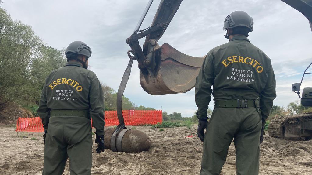 Esercito's tweet photo. Gli #artificieri dell’#Esercito hanno concluso con successo le operazioni necessarie per la bonifica e successivo brillamento di una bomba d’aereo da 1000 libbre, risalente al secondo conflitto mondiale. L'ordigno è stato rinvenuto nel comune di #Borgoforte (MN). https://t.co/fWTpPXPLLF