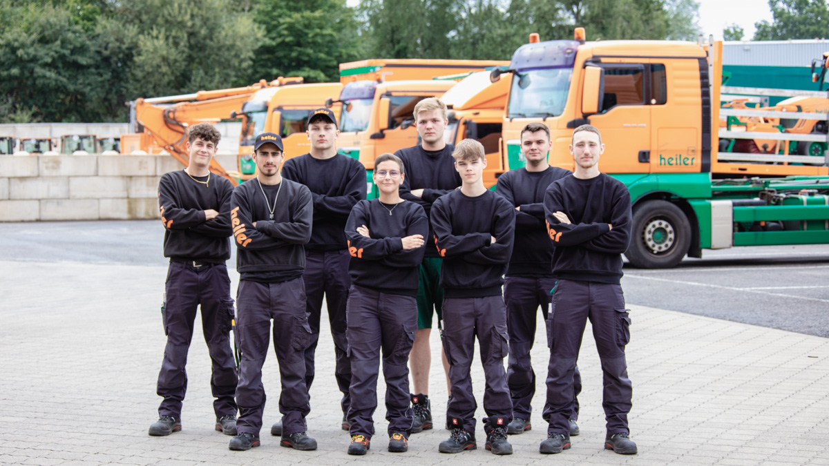 Acht neue #Azubis im heiler-Team. 🥳

Vor genau einer Woche durften wir den Ausbildungsjahrgang 2022 begrüßen. Seitdem lernen eine Frau und sieben Männer alles, was zum #Galabau und #Sportplatzbau dazugehört. 👍