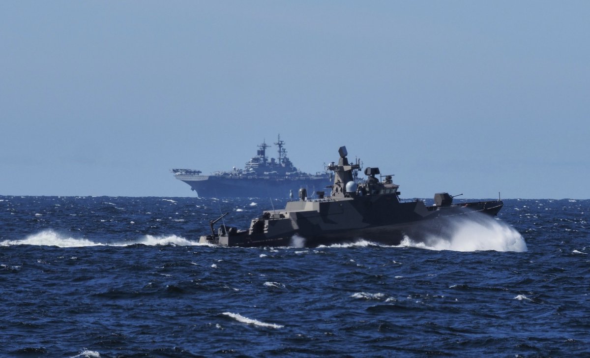 carlbildt's tweet photo. On the day when 🇺🇸 President Biden will sign the 🇺🇸 protocol on the accession of 🇫🇮🇸🇪 to @nato 🇫🇮 and 🇺🇸 naval and amphibious forces are training together by Hangö at the historic entrance to the Gulf of Finland. https://t.co/ldNPiWIOJO