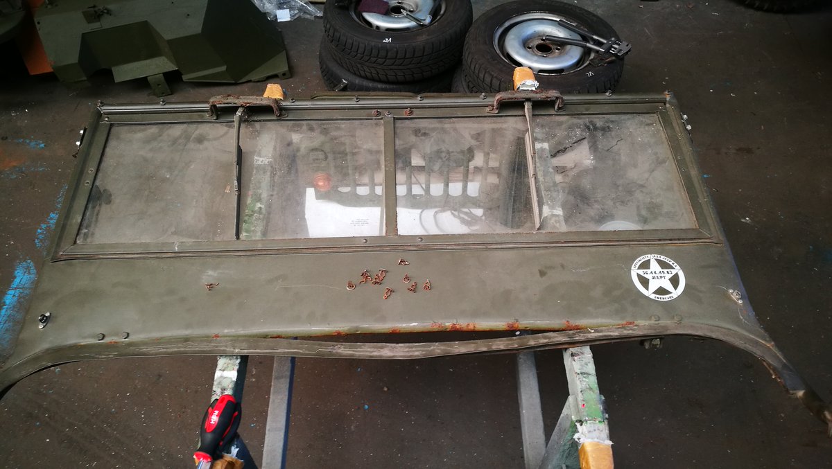 LEMA_Garage's tweet photo. Die alte Dichtung vom Scheibenrahmen entfernen. Wurde auch langsam Zeit. Man sieht die originale Farbe darunter noch. 🤔

#jeep #hotchkiss #oldtimer #restauration #werkstatt #kfzwerkstatt #kfz #karosserie #karosseriebau #engelskirchen #lemagarage https://t.co/ZnrkDwozm1