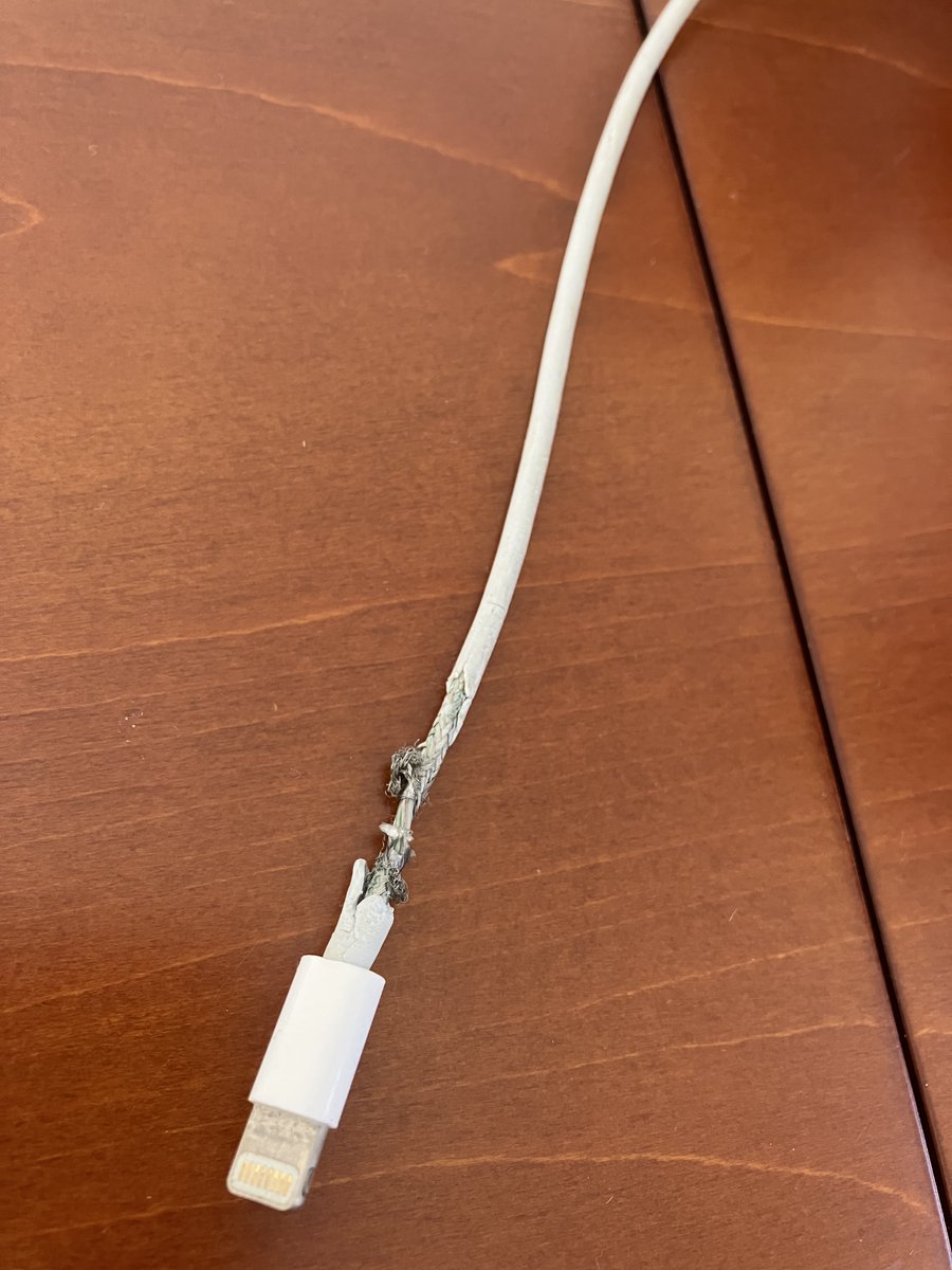 kyoheiviolencek's tweet image. もう、アカンかな？？

#まだ充電できるが
#iphoneケーブル