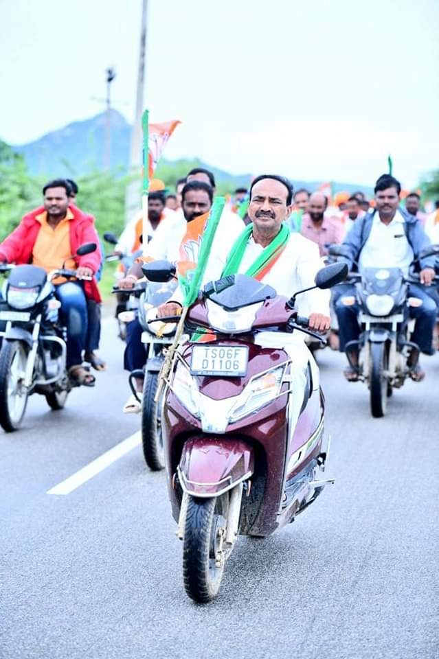 BJP4Telangana's tweet photo. దేవరకద్ర నియోజకవర్గంలో హుజురాబాద్ ఎమ్మెల్యే, బిజెపి జాతీయ కార్యవర్గ సభ్యులు శ్రీ @Eatala_Rajender గారి ‘‘ప్రజా గోస- బిజెపి భరోసా’’ యాత్ర
#PrajaGosaBJPBharosa https://t.co/O0mGbcKoI6