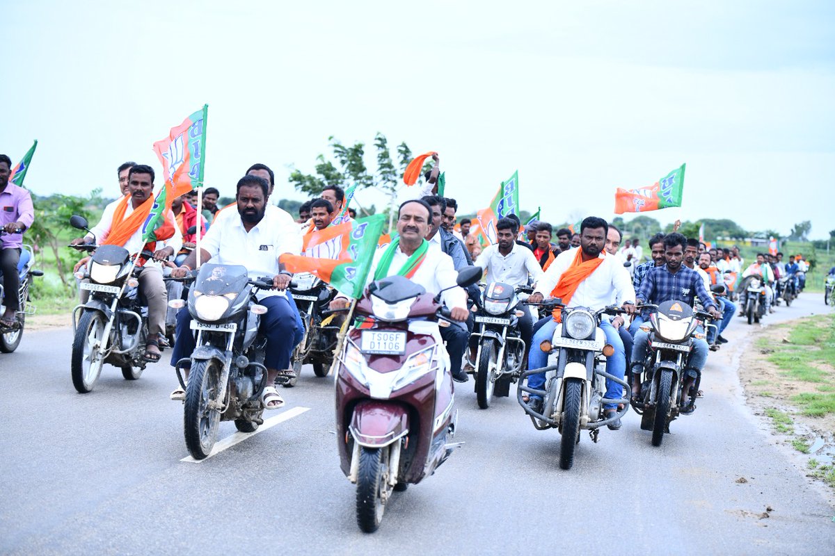 BJP4Telangana's tweet photo. దేవరకద్ర నియోజకవర్గంలో హుజురాబాద్ ఎమ్మెల్యే, బిజెపి జాతీయ కార్యవర్గ సభ్యులు శ్రీ @Eatala_Rajender గారి ‘‘ప్రజా గోస- బిజెపి భరోసా’’ యాత్ర
#PrajaGosaBJPBharosa https://t.co/O0mGbcKoI6