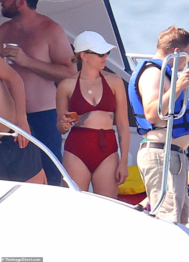 Colin Jost enjoys hydrofoil surfing and hops aboard a jet ski on action packed Hamptons gateway with wife Scarlett Johansson.
Images credit: The Daily Mail https://t.co/FVjJy7ki7I