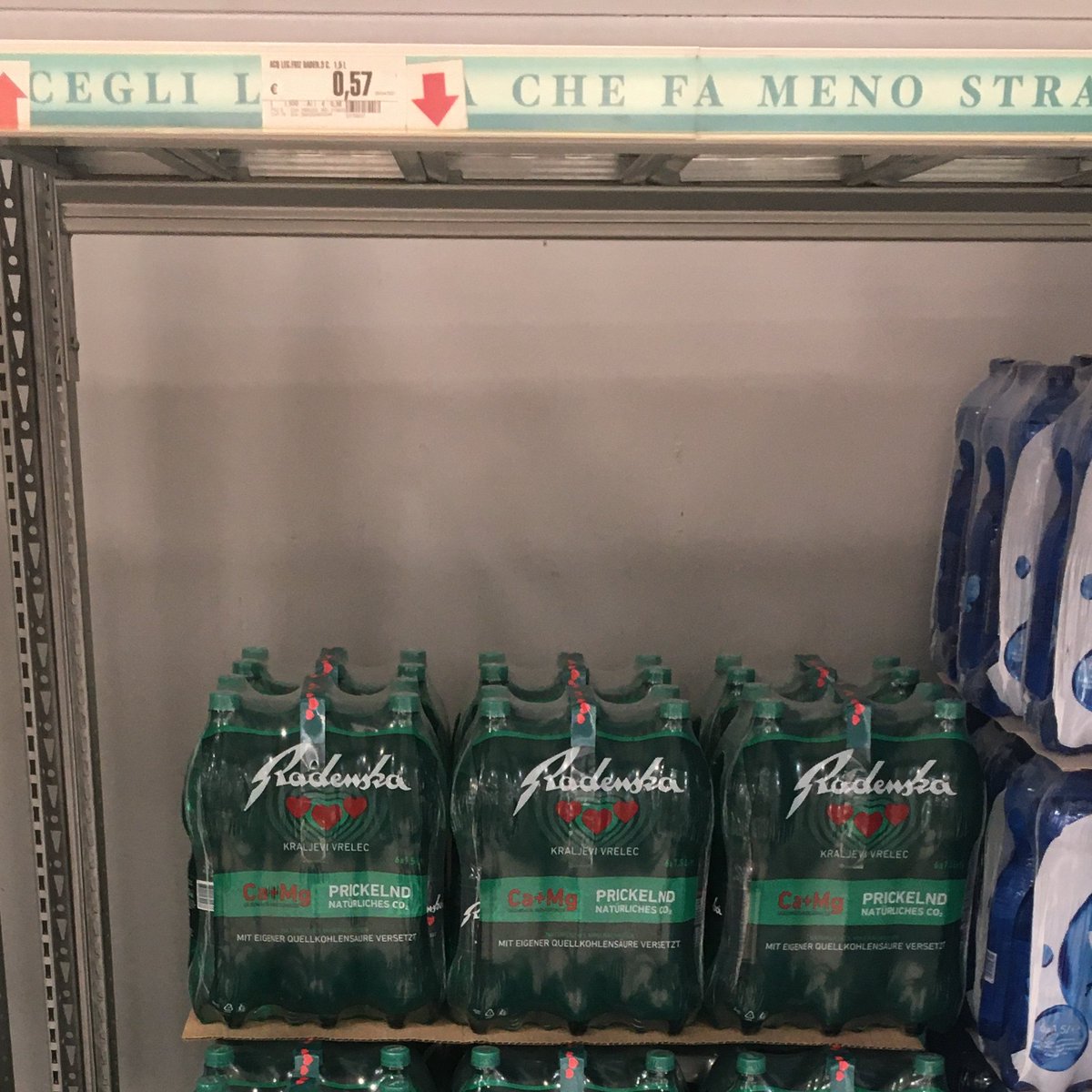 AndrejCej's tweet photo. Naši trgovci so oderuhi. Primerjava cen 1,5l radenske v plastenki: #Ipercoop (Italija - Muggia), #Mercator, #Spar, #Tuš, #požeruhi, #vlada, #trgovci, #inflacija https://t.co/iX4yYxbdK1