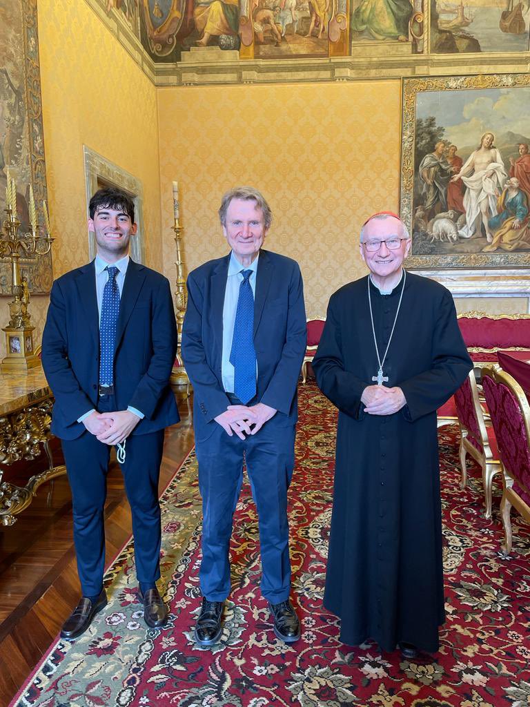 GuGallone's tweet image. Immensamente grato. #Limes da oggi è in edicola. Con un'intervista firmata da @CaraccioloLucio e da me al cardinale Segretario di Stato della Santa Sede, Pietro Parolin. Così la Chiesa pensa il mondo.
#9agosto @limesonline