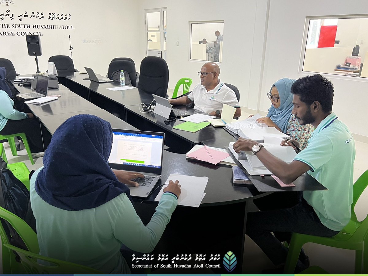 GdhAtollCouncil's tweet photo. ގދ. އަތޮޅުގެ ރަށުކައުންސިލްތައް ހިނގަމުންދަނީ ޤާނޫނާއި ޤަވާޢިދާއި، ކައުންސިލް ހިންގުމަށާއި ކައުންސިލަރުން ޢަމަލުކުރަންވީ އުޞޫލުތަކާ އެއްގޮތަށްތޯ ބަލާ މޮނިޓަރ ކުރުމަށް ކުރަމުންދާ މަސައްކަތުގެ ތެރެއިން ވަނީ ވަނީ ގދ.ފިޔޯރީ ކައުންސިލް މޮނިޓަރ ކުރުމުގެ މަސައްކަތް ކުރިއަށް ގެންގޮސްފައި https://t.co/DTNE4rN1ko