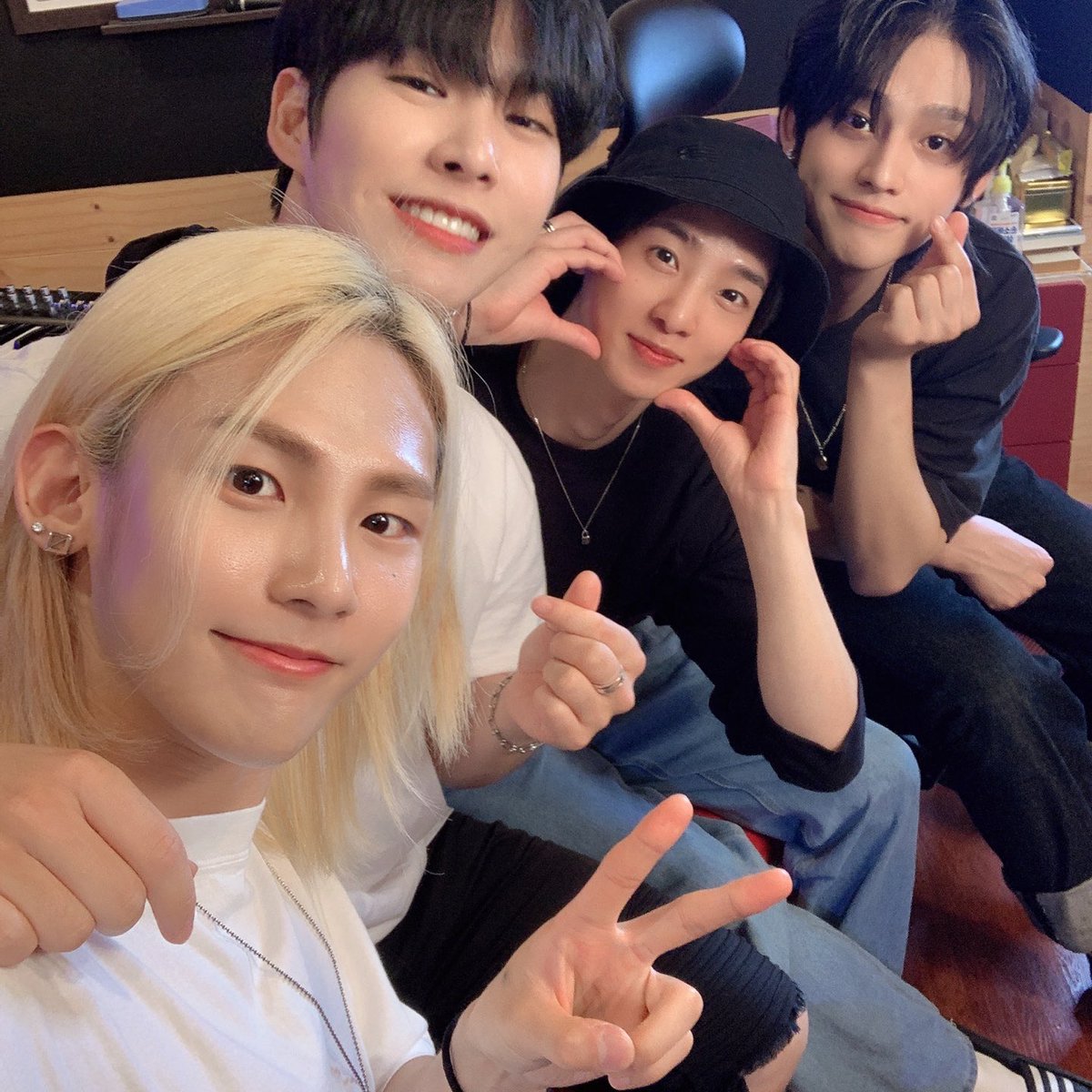 XEED_OFFICIAL's tweet photo. [#XEED]
오늘도 열심히 앨범 준비하고있는 XEED!

곧 여러분들 만날수있겠다는 생각에 너무 
행복합니다!🤭

ps.열심히 연습중인 씨드 친구들에게 지치지 않게 힘을 주세요!! 👊🏻 https://t.co/KNNPSkYtyW