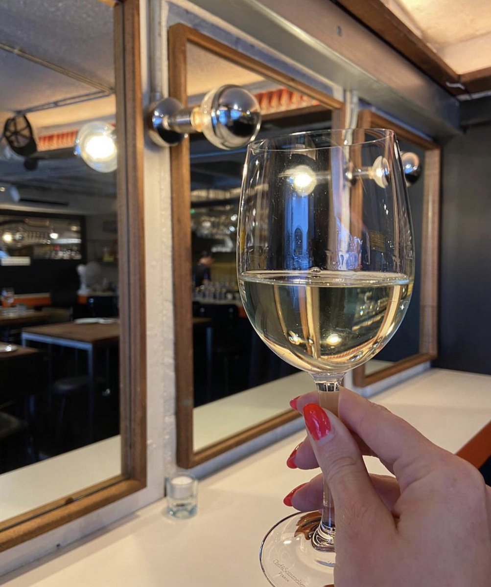Cool down with a wine 👀 

Walk Ins Welcome this evening 💋 

#amyaustindublin  #vino #winetasting #winelovers #winetime #food #redwine
