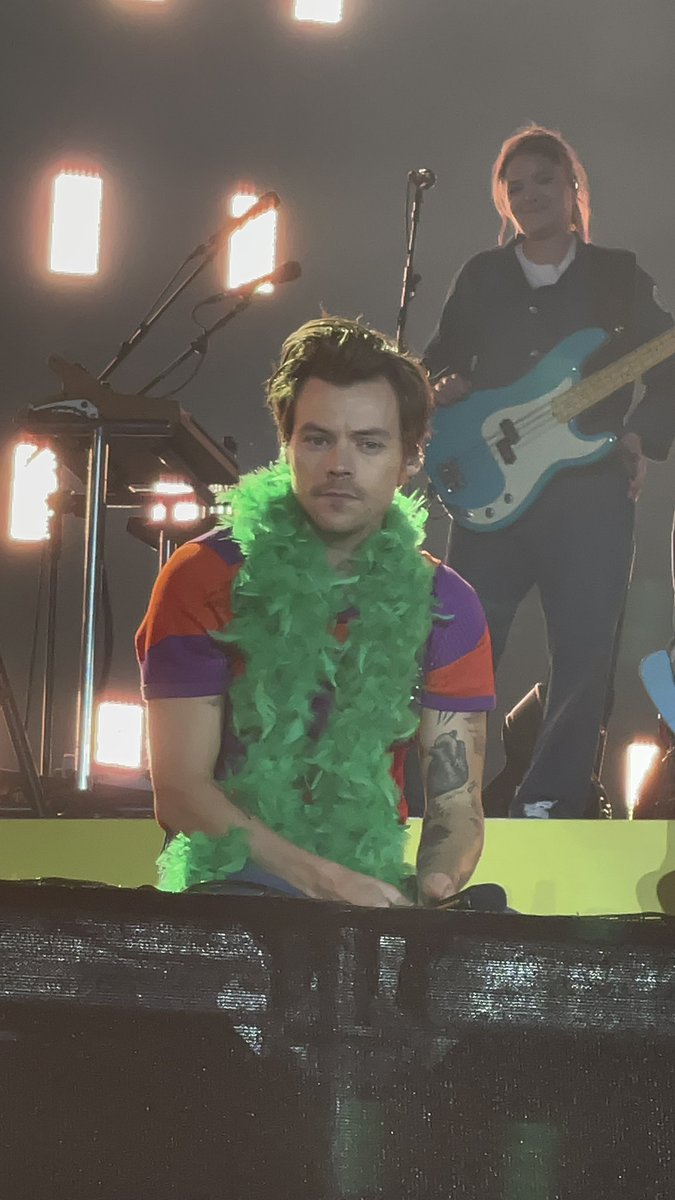 kiwirryz's tweet photo. Me waiting for Harry to announce another UK/Europe tour https://t.co/zJkvbBIJhU
