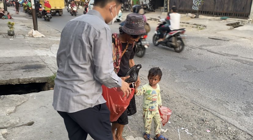 carlo_raphaelg's tweet photo. dan selama ngelakuin aksi sosial aku jadi belajar lebih bersyukur lagi buat semua hal yang aku dapat karena belum tentu orang ngerasainn 😫, ini beberapa dokumentasinyaa 😄😄
#VOKASIIMPACT #MPKMBSVIPB59 #IPBDIGDAYA #VOKASIJUARA #TheGlimpseStoryofGatamalaAgrinawa https://t.co/keFR6nNE0U