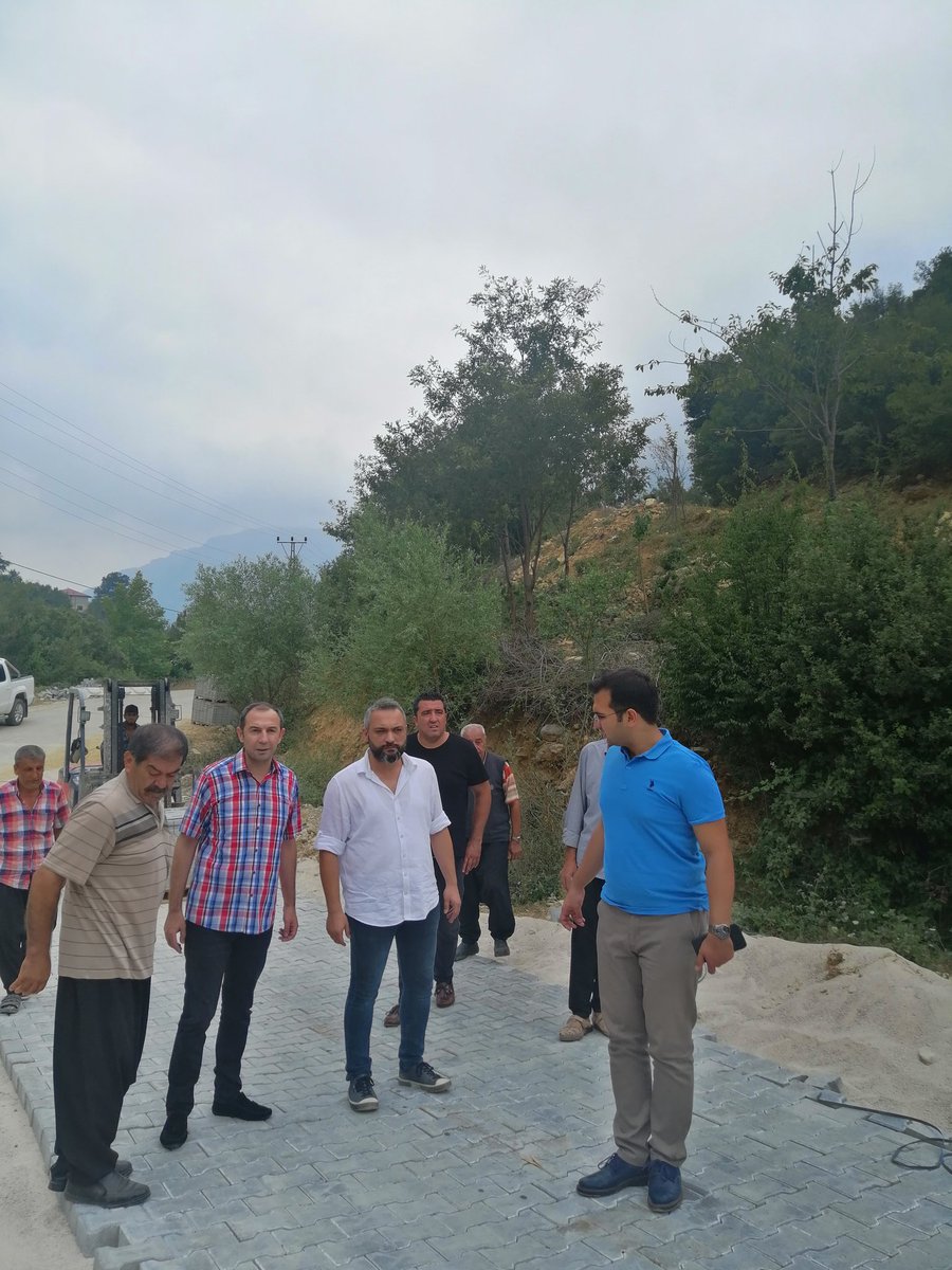 sumbaskaymakam's tweet photo. Kaymakamımız Sayın Mehmet Furkan TAŞKIRAN ilçemiz Esenli köyünde 2022 Köydes kapsamında yapımı başlayan kilit parke taşı yol çalışmasını yerinde inceledi. https://t.co/5OWJEmtLmT