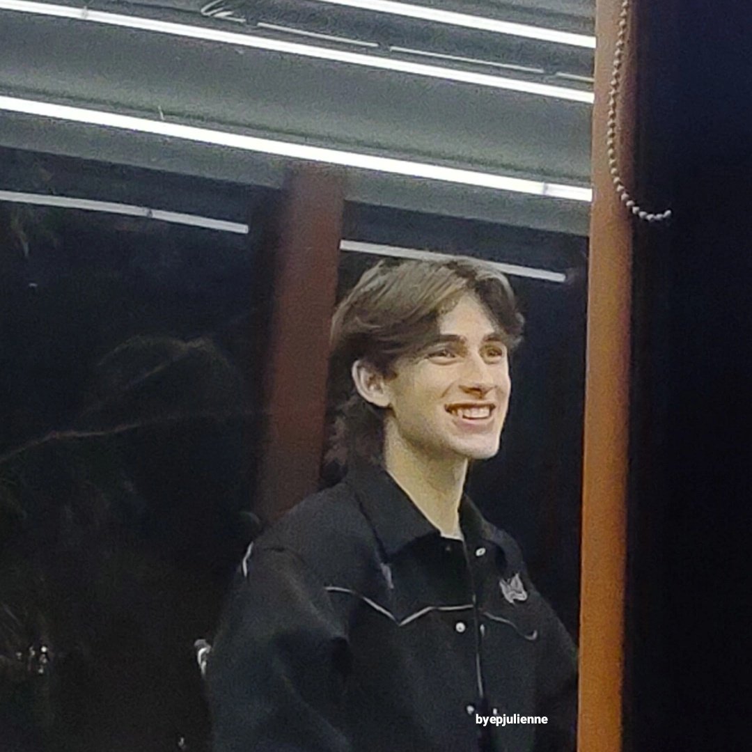 myloveforvocals's tweet photo. Yay! I finally saw him. Enough na yung narinig ko siya ng live and saw him this close. 💗

JOHNNY ORLANDO ON WISH BUS

#JohnnyOrlandoInMNL @johnnyorlando https://t.co/XusIQ1CE0X