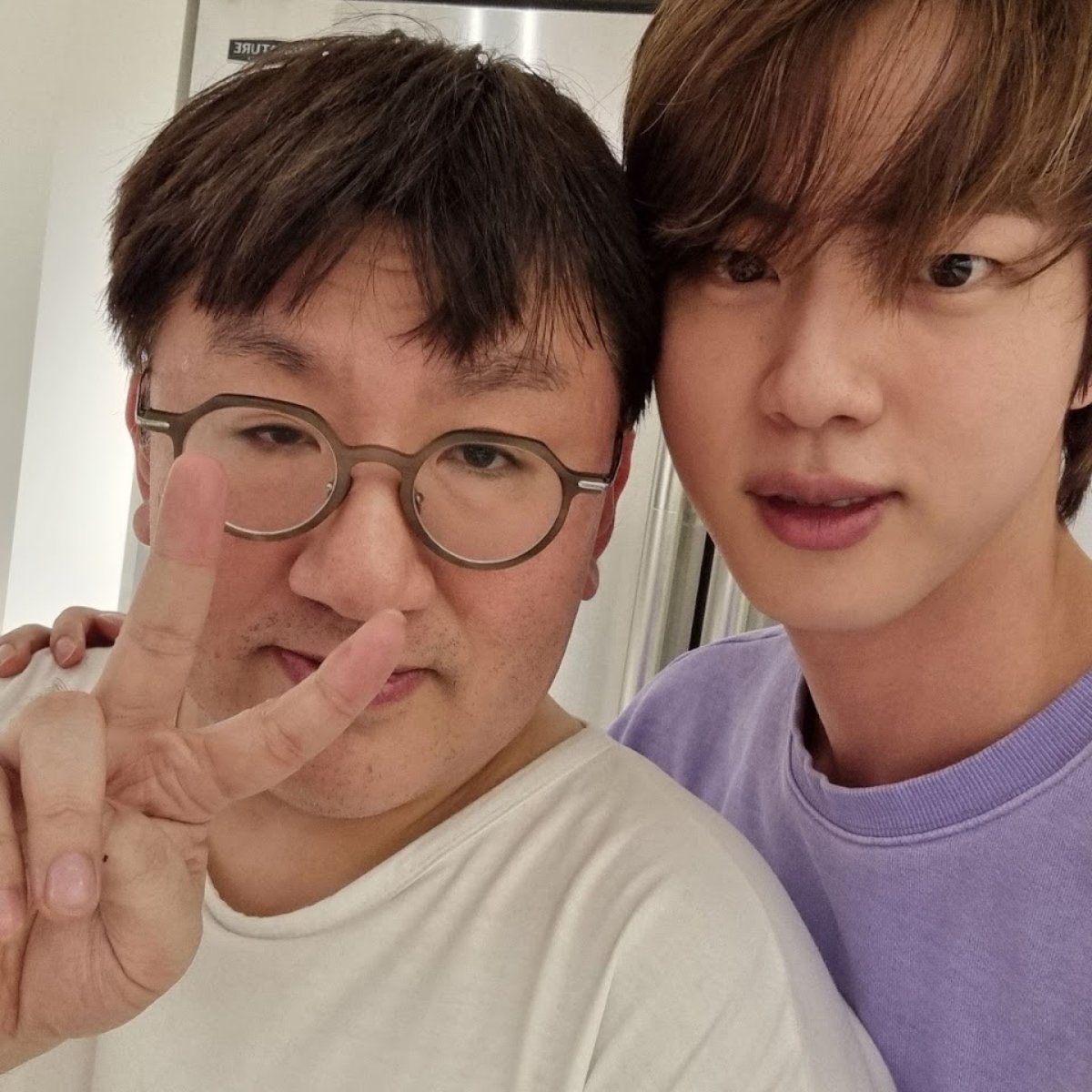 hallyutalk's tweet photo. Happy Bang PD day: 4 memorable moments shared between ‘Hitman’ Bang and BTS members
@bts_bighit @BIGHIT_MUSIC
https://t.co/1k3SH8GAGN
#BangPD #BANGPDDAY #BTS #SUGA #JIN #RM #방시혁 https://t.co/8csrXCdvwE