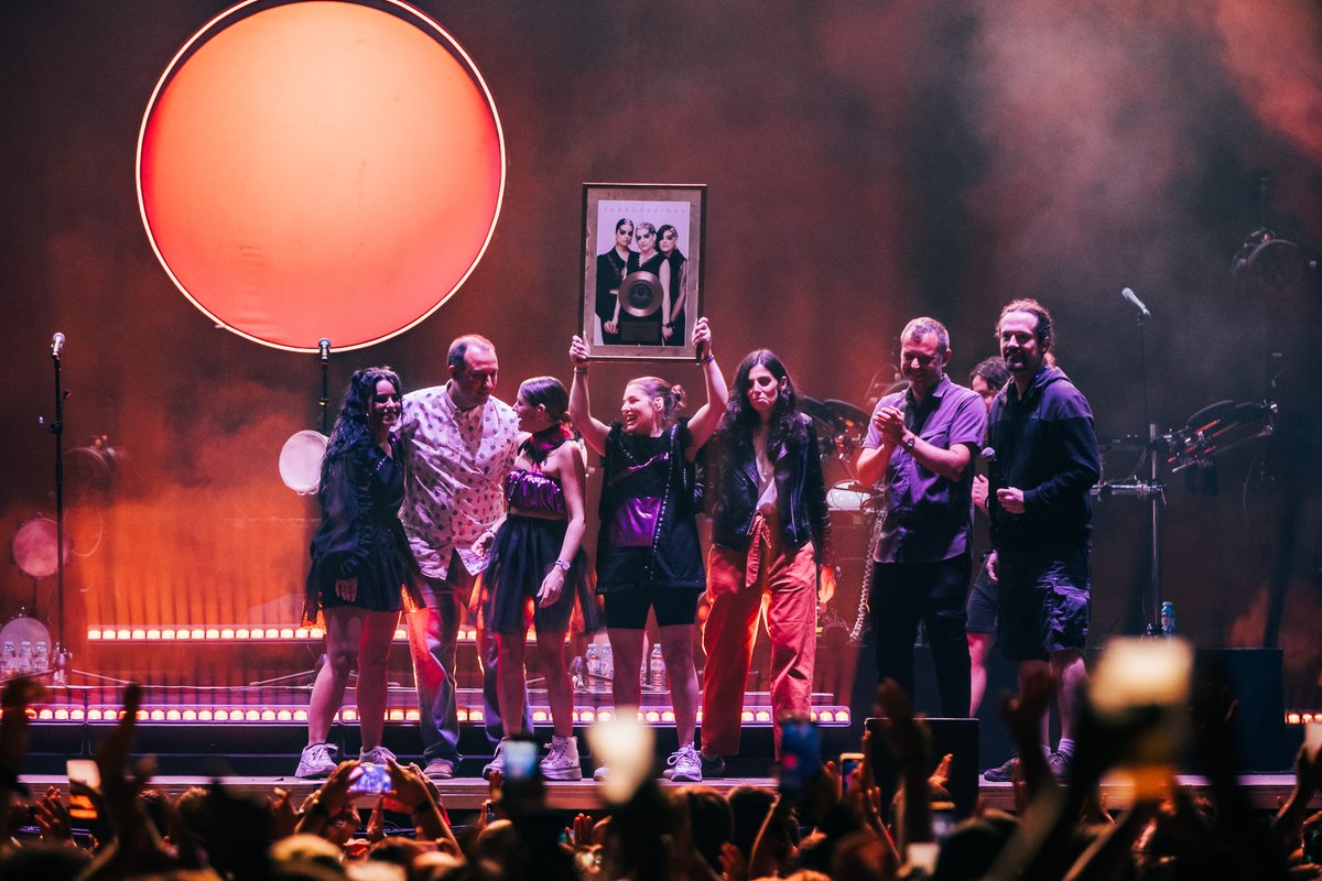 tanxugueiras's tweet photo. Este sábado foi un dos días máis especiais das nosas vidas! 🥹❤️🥰

Recibimos o disco de ouro 📀 por #Terra no @sonriasbaixas en #Bueu, un sitio que para nós é como a nosa casa. Só temos palabras de agradecemento para vós por eses máis de 30 millóns de reproduccións. 😘😘🫶🏻🫶🏻🔝🔝 https://t.co/PxOIX1idLm