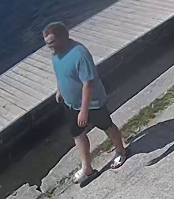 OPP_ER's tweet image. DO YOU KNOW THIS PERSON? #LanarkOPP is looking to identify this person in relation to a theft occurrence in @Carleton_Place which occurred Sunday evening. Anyone with info is asked to call 1-888-310-1122 or       
1-800-222-8477 to remain anonymous @CrimeCounty @OPP_COMM_ER ^jt