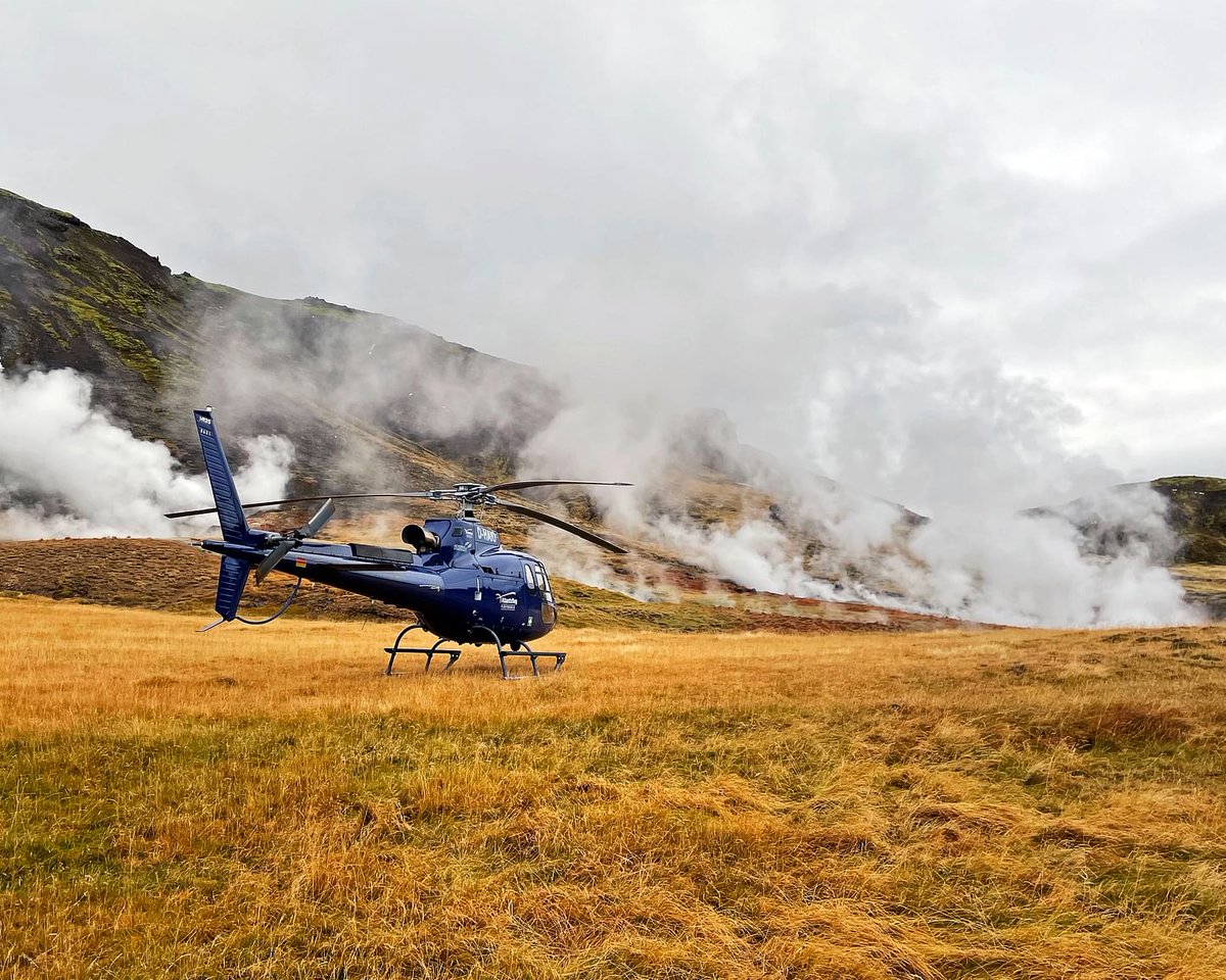 Vuele en helicóptero sobre mesetas de lava en la península de Reykjanes y el volcán Fagradalsfjall antes de explorar la zona geotérmica más grande de Islandia.

#volcanicisland #Reykjanes #Fagradalsfjall #islandia viajando con <a href="/IslandToursES/">IslandTours</a> 

islandiatours.es/volcan-fagrada…