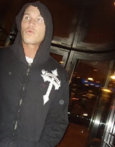 BaltOs1Fan's tweet photo. Daily @RandyOrton photo for today(August 9,2022)is of him in front of a hotel in 2007(?). https://t.co/7XpankDhsZ