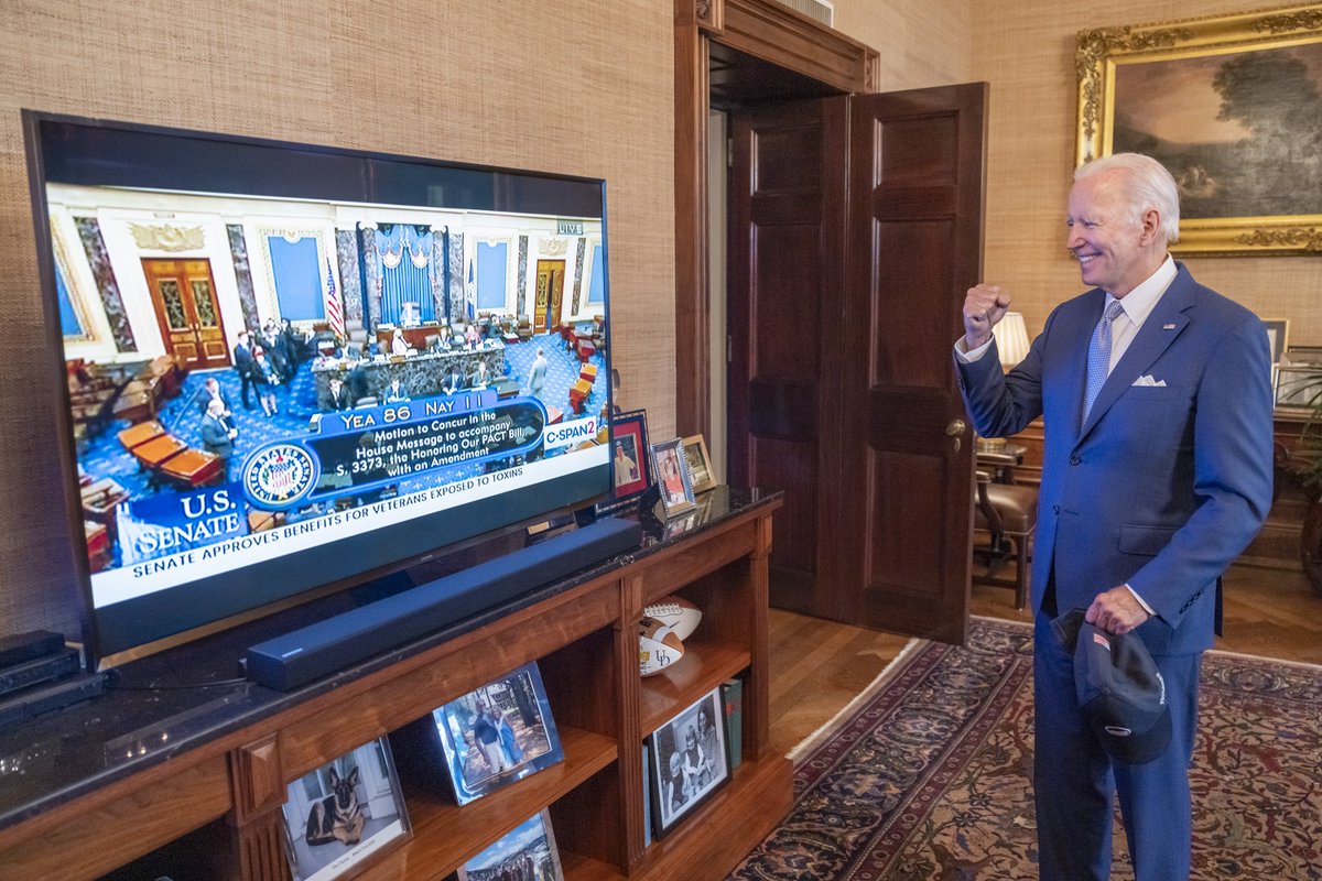 Joanhussey1's tweet photo. @wtpBLUE President Biden is glad the PACT Act finally happened.
His son, Major Beau Biden, was exposed to burn pits and later died of brain cancer.
#RespectVets
#VoteBlue https://t.co/K4zwCD9YzD