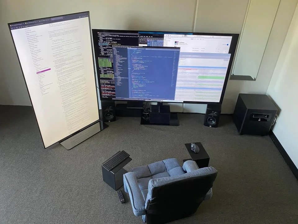SelfRefDev's tweet image. You can call me a madman but this is an example of my dream setup 👀
#programming #development #devsetup