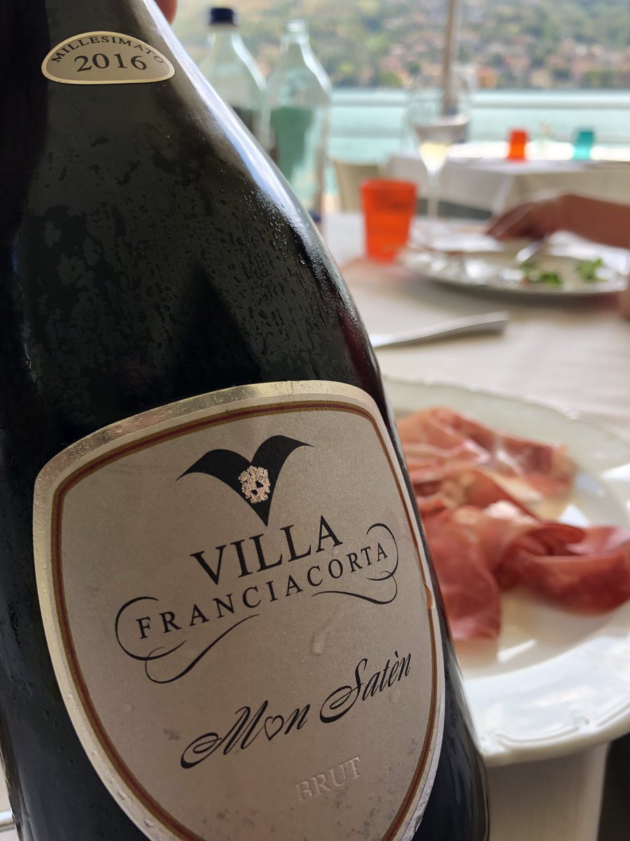 Appeldoorn's tweet photo. A Montisola si beve la migliore Franciacorta, Villa Satèn! #MiLago @CantinaVilla #genereux #bellisimo https://t.co/AsHiHPbpvO