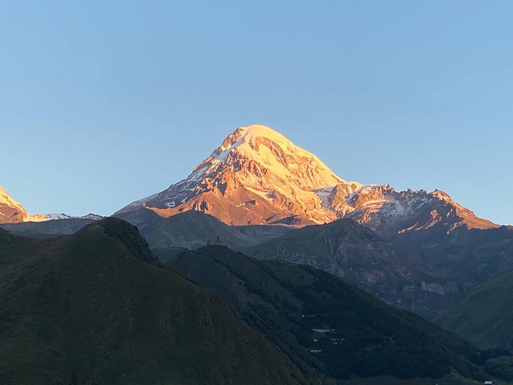 eL_REF_'s tweet photo. To mi atramENTOWA zrobiła (i nadal wkręca Siksa) motywację na kolejne sez🤫ny 🏞️🏔️👇🏼
#Kazbek blisko. Kaukaz. Stepmacminda.
Ciekawe jaki Kaukaz będzie trochę wyżej z pozycji klasztoru Cminda #Sameba https://t.co/nlmiFAiqvO