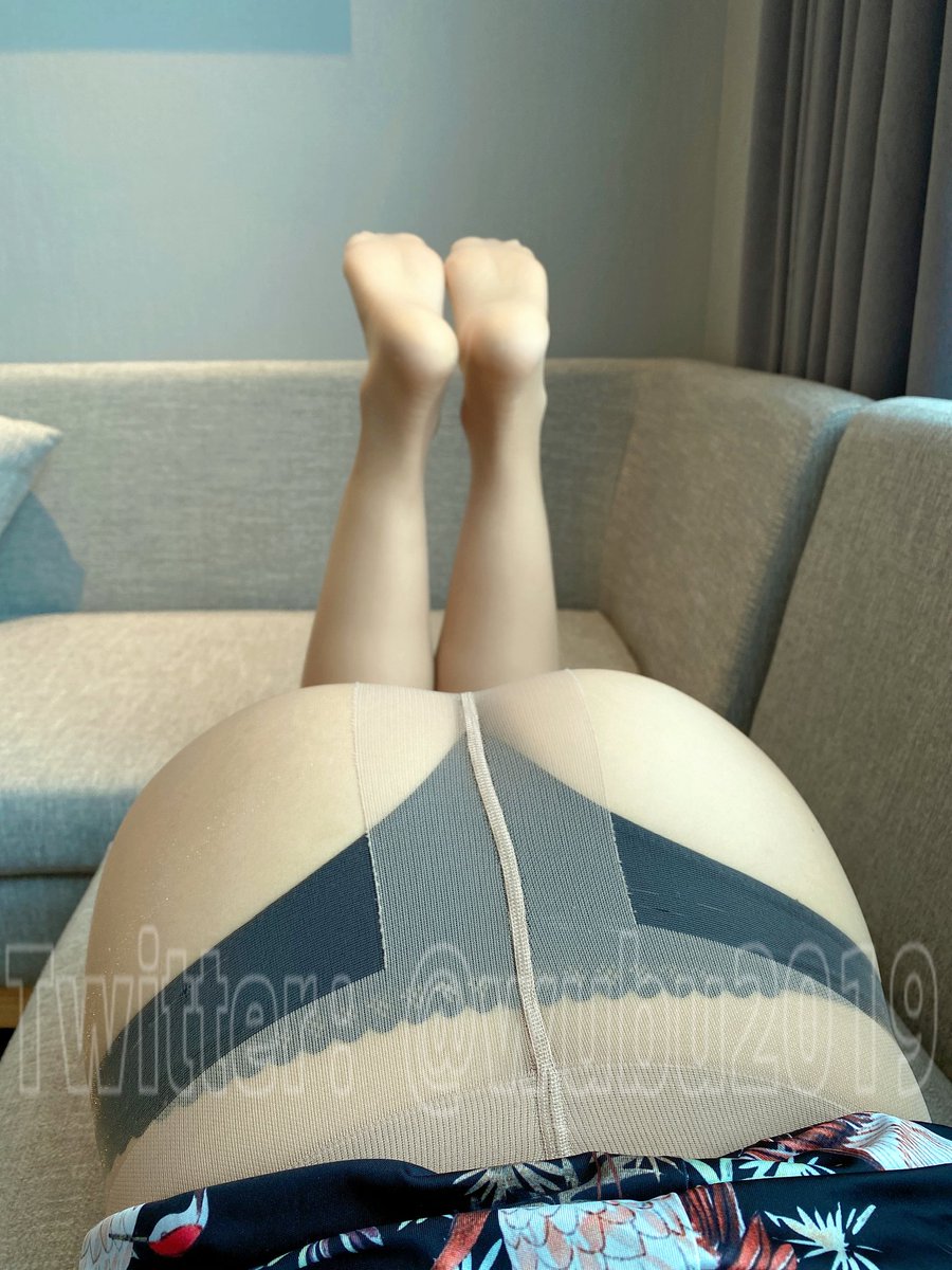 丝欲人妻被摄影师给变成了翘臀人妻，摄影师的爱好变了，唯一不变还是喜欢肉丝高跟鞋！ https://t.co/ktPvi39aWI
