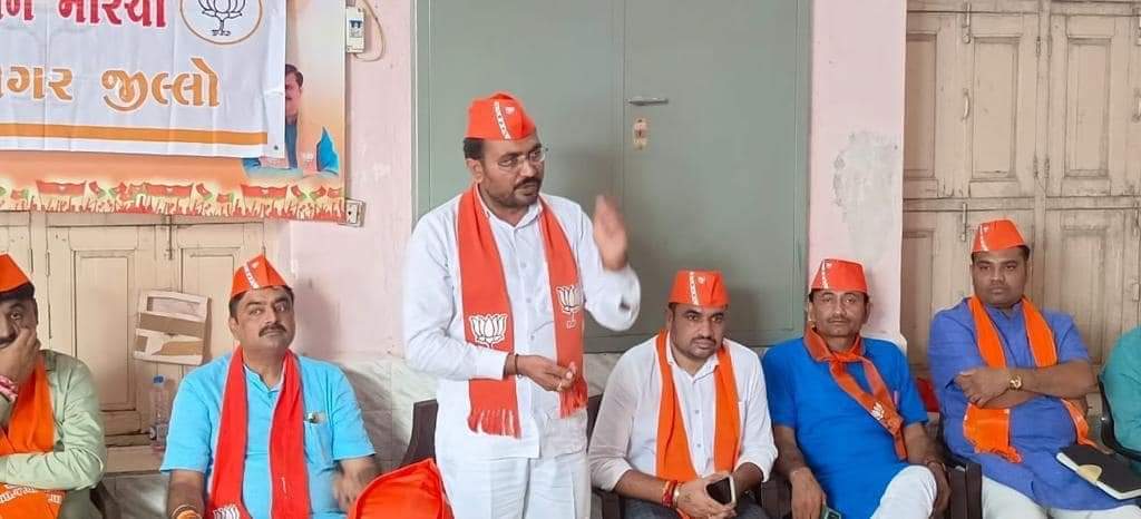 HIREN13KAVYA's tweet photo. સુરેન્દ્રનગર જીલ્લા કિસાન મૉરચાની બેઠક આગામી કાર્યક્રમો વક્તા પ્રશિક્ષણ અને નમૉ કિસાન પંચાયત ના આયોજન માટે બેઠક મળી.
#kisanmorcha #BJP 
@CRPaatil @PMOIndia @AmitShahOffice @PRupala @vijayrupanibjp @HiteshPatelGuj @Hirenhirpara987 https://t.co/4U4IQKGSnR