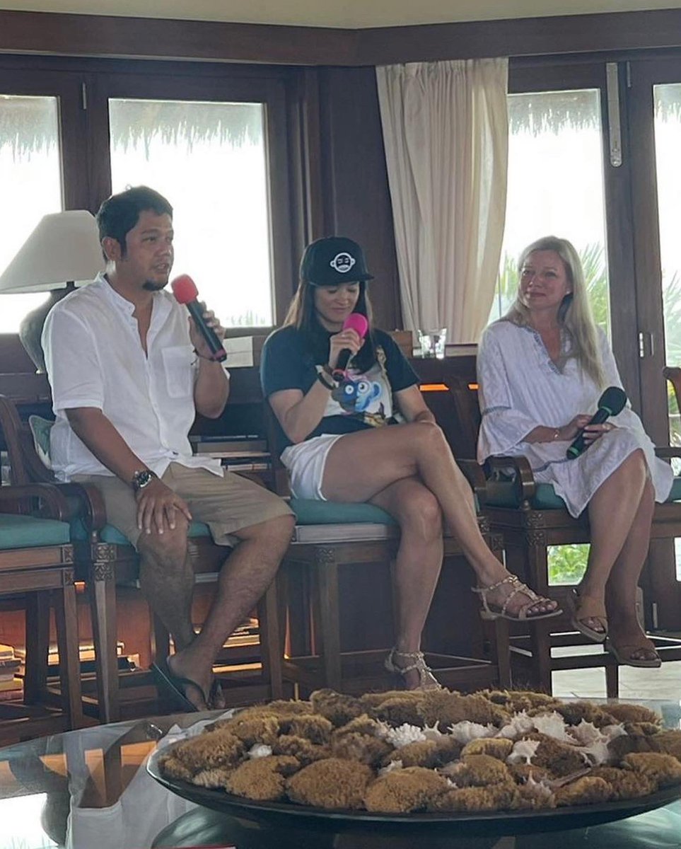 amandaterry's tweet photo. Gm! Shared summary in Discord from #NeckerVerse, first NFT/DAO/Web3 conf on Sir @richardbranson’s private island🏝
We’re creating an NFT of Nick’s kite jump (proceeds to @OceanElders,) announced a @Hut8Mining partnership, & @HollyBranson wrote about us!
https://t.co/3XJQHtUDBb https://t.co/0g7Ml3dYqV