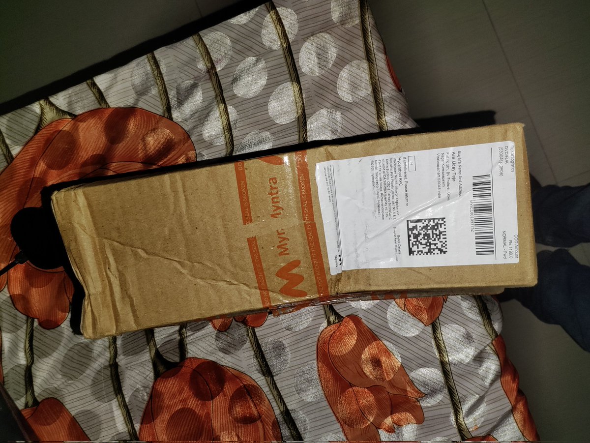 disisalla1's tweet photo. I suggest no one to buy products from @myntra because I had a worst experience with this @myntra. I ordered a smart watch from Myntra the delivery executive delivered the box , in the package there was no watch only some pieces of cardboard sheets. https://t.co/kaFGvwEZsk