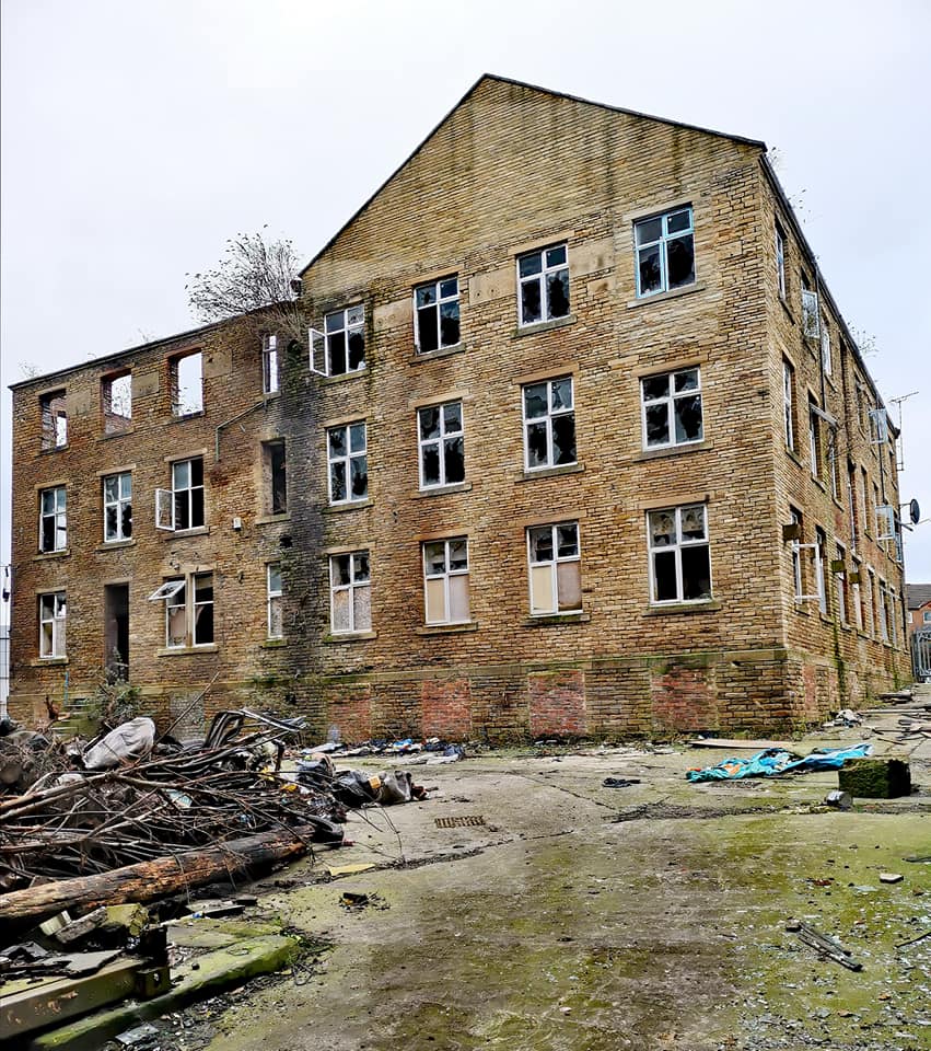 100 Days of #DerelictYorkshire

#9  Barkerend Mills, #Bradford

Barkerend Mills is a complex of steam-powered worsted-spinning mills which began construction in 1815 with the featured mill being built in 1870. 

It was Grade II listed in 1983 but sadly ceased production in 1999.
