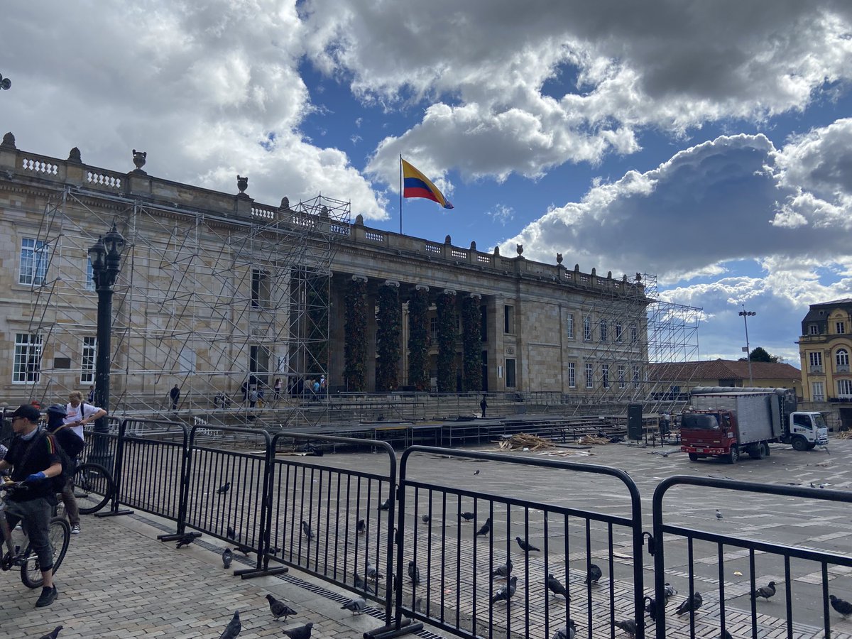 Jon_Sanz's tweet photo. Plaza Bolívar, el día después!!
Si cierras un poquito los ojos y te concentras en la foto, aun se puede ver al rey del 40% de los españoles sentado. “No tengo nada más que hacer” ha declarado!! https://t.co/xvuhCl2tMR