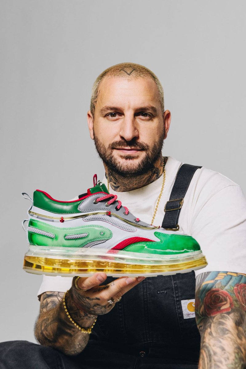 AsiaBrewers's tweet photo. Heineken (@Heineken) has teamed up with Dominic “The Shoe Surgeon” Ciambrone, BBH Singapore (@BBHblacksheep) &amp; @PublicisGroupe's Le Pub to launch Heinekicks, shoes with beer-injected soles.
https://t.co/LJjUDiaRko https://t.co/gN6OLG9gke
