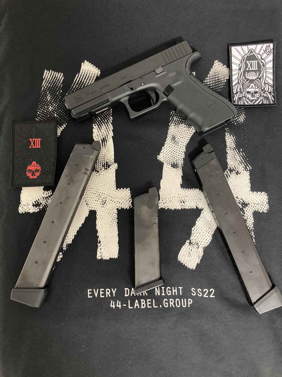 thefatheroftwo's tweet photo. グロック50連マガジンとM&amp;P9Lのマガジンも届いたー！昼間は庭でプールをしたので、御座敷シューティングをした後にコソコソとお気に入りのエアガンを撮影😌写真て難しい…
パーカーも届き良き1日😌
今日も一日お疲れ様でした☺️
#GLOCK17Gen4 
#GTP9
#MP9L 
#44LABEL https://t.co/kG41jPXO33