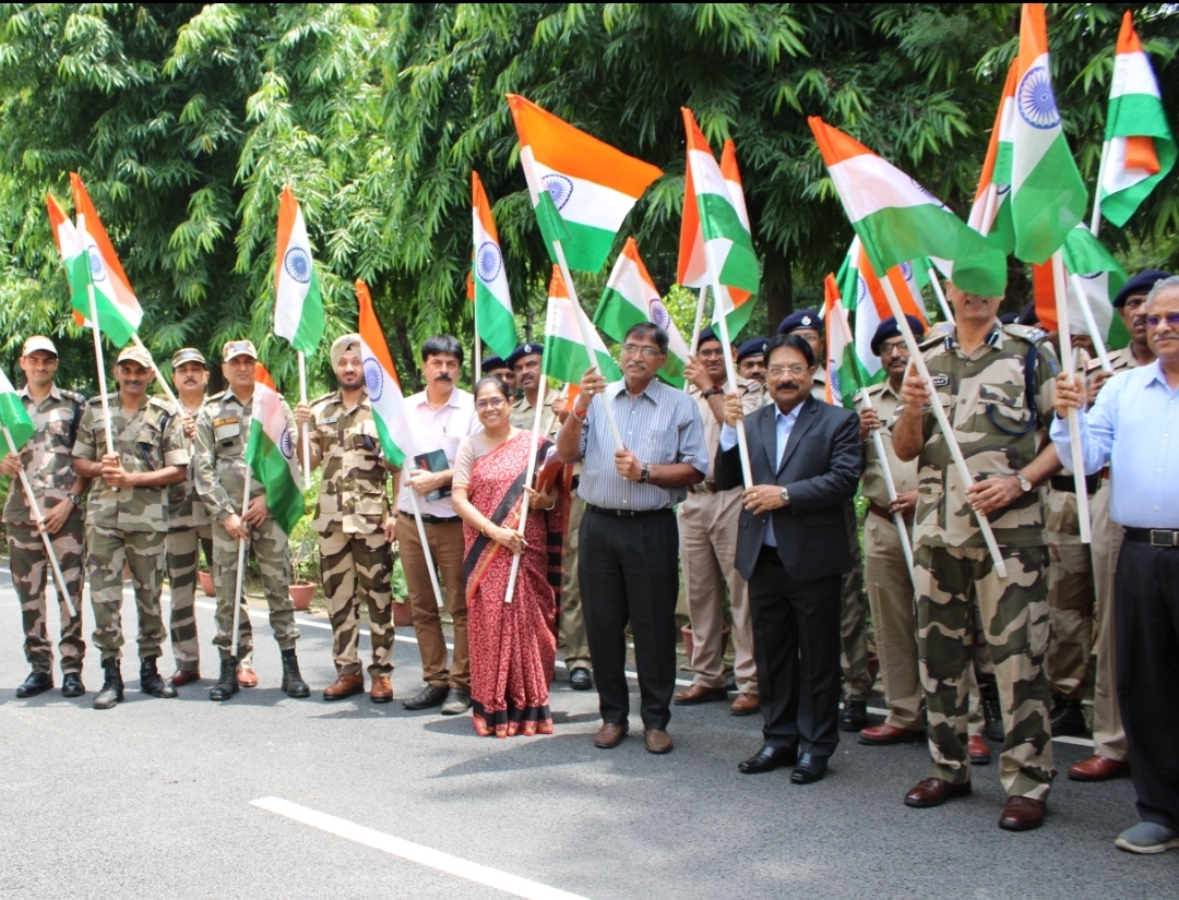 BCCLofficial's tweet photo. #HarGharTiranga Campaign under the aegis of #AzadiKaAmritMahotsav (AKAM) began at BCCL by distributing Tiranga under the leadership of Sri Samiran Dutta,CMD BCCL, Sri S.K Singh, D(T) BCCL, Sri Vinay Kajla, DIG CISF. https://t.co/hPnPDiveCd