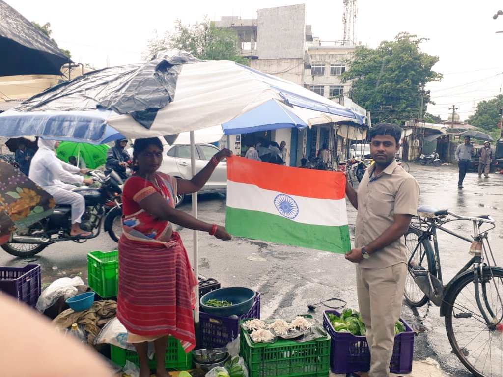 CPMG_Odisha's tweet photo. #HarGharTiranga campaign by Postman,Bhawanipatna Post Office, Kalahandi. #DoorToDoor #ShopToShop delivery of #Tiranga by Post Office. #IndiaPost4Tiranga #AmritMahotsav #AspirationalDistrict. Buy the National Flag from your nearest Post Office. https://t.co/NEaIiwXqsR