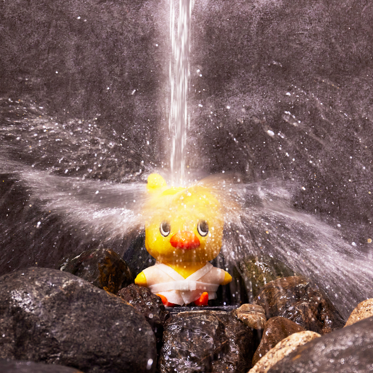 「打ち水すると涼しくなるらしいです～ 」|チキンラーメン ひよこちゃんのイラスト
