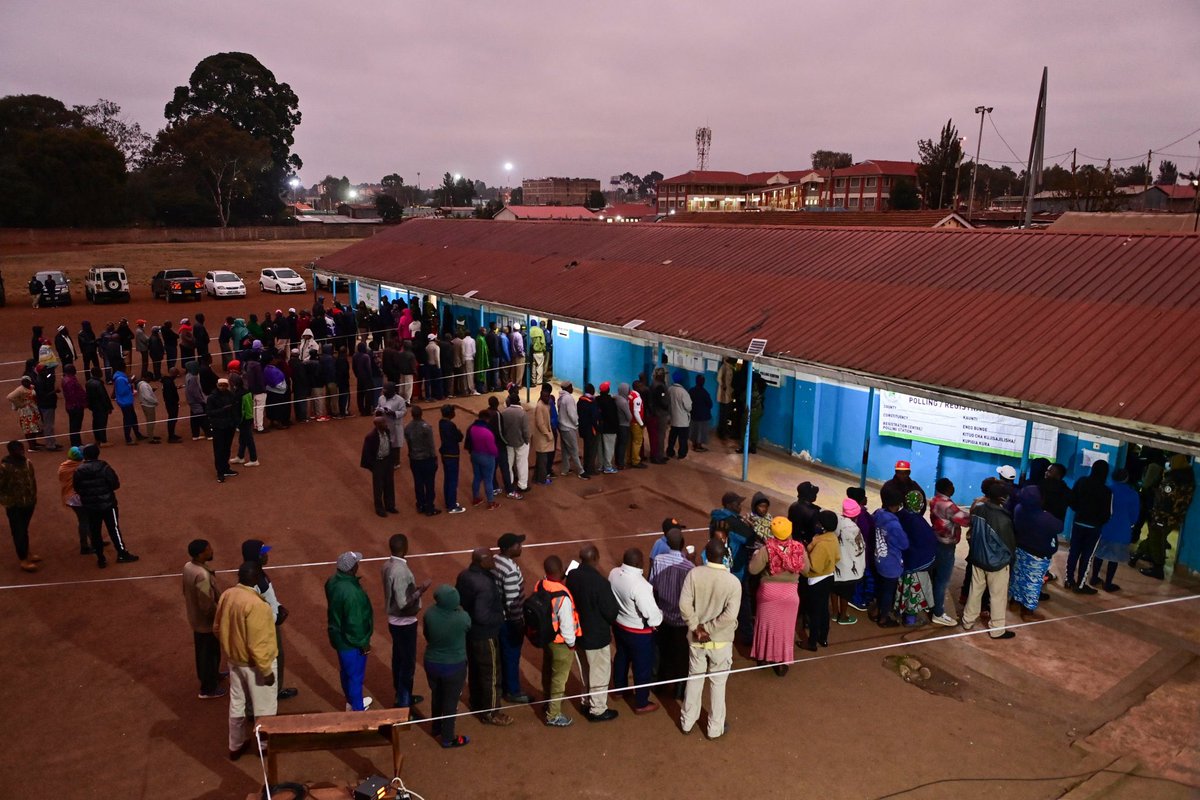 Kenyan general elections are underway right now;
1) Mobile networks &amp; internet are fully functional 
2) Voting materials arrived on time
3) No candidates arrested
4) No polling agent has been victimized for exercising his rights
5) The ARMY is in the barracks

#KenyaDecides2022