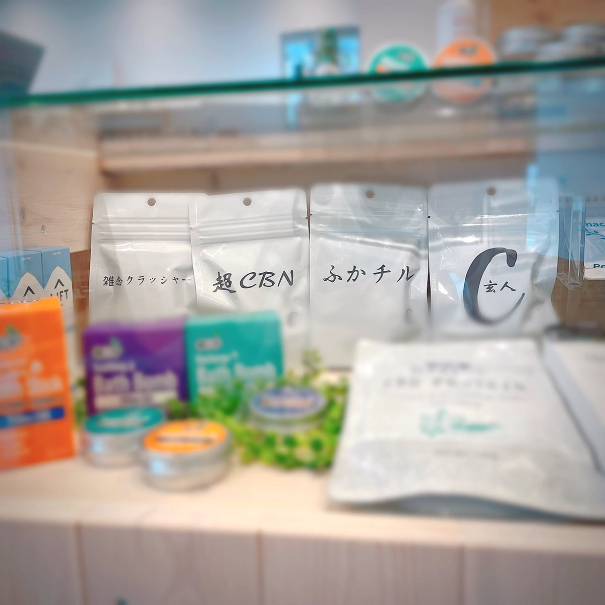 NS_P_V's tweet photo. ついにショーケース入り✨
って入らなく溢れております🤩✨
じゃなくて…
再入荷しておりますので、お盆休みのお供にも是非❣️o(,,≧∀≦,,)ノ
(#雑念クラッシャー は推し🫶🏼💗)
#NSPV #macaroniCBD #玄人CBD #札幌CBD #札幌CBN #札幌CBG #Vape #MiniiStick2 #CBNロング #超CBN #PurplePunch #ふかチル https://t.co/yYT8HKLh14