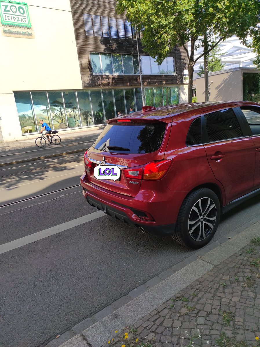 Hallo <a href="/StadtLeipzig/">Stadt Leipzig</a>, findet bitte mal eine Lösung für das Chaos vor dem Zoo. Ab der Bahnhaltestelle bis zur nächsten Kreuzung wird der Radweg komplett zugestellt. Auf Ansprache kommt Schulterzucken oder "Na und?!"