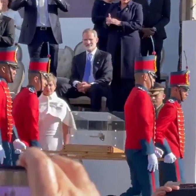 Casa__Real's tweet photo. El Rey Felipe observa con atención la muestra de tradiciones folclóricas colombianas durante la toma de posesión de @petrogustavo.
🤴🇪🇸🤝🇪🇨🧑‍🌾 https://t.co/COffo5MBHN