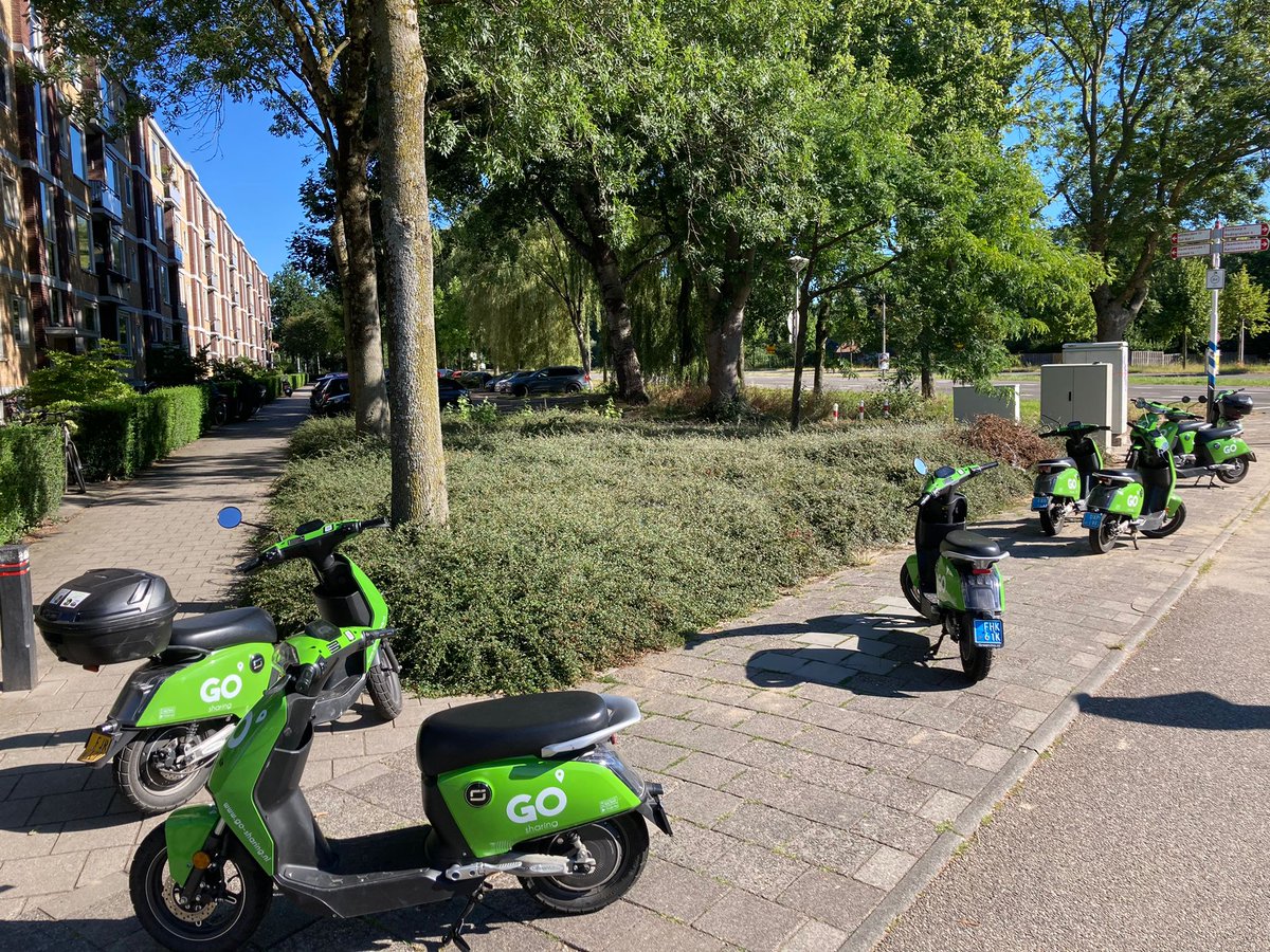POL_handel_alph's tweet photo. Net @gosharingoff gebeld omdat 8 van hun scooters de stoep van de #boetzelaerstraat #Alphen blokkeren. Op hun site staat dat parkeren geen overlast mag veroorzaken. Ze komen (binnen 24 uur...) kijken en zo mogelijk krijgen de laatste huurders een #boete. https://t.co/FgnXwoe1cN