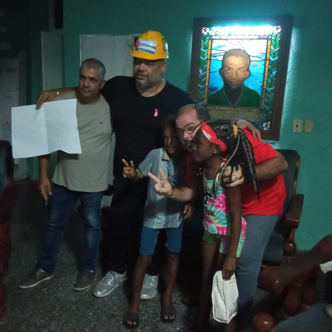 De noche, en los centros de evacuación está la #FuerzaMatanzas desde las artes visuales, niños y niñas crean ❤️
 
Lolo y Alexis Leiva Machado
<a href="/allendefidel1/">Randy Perdomo García</a>