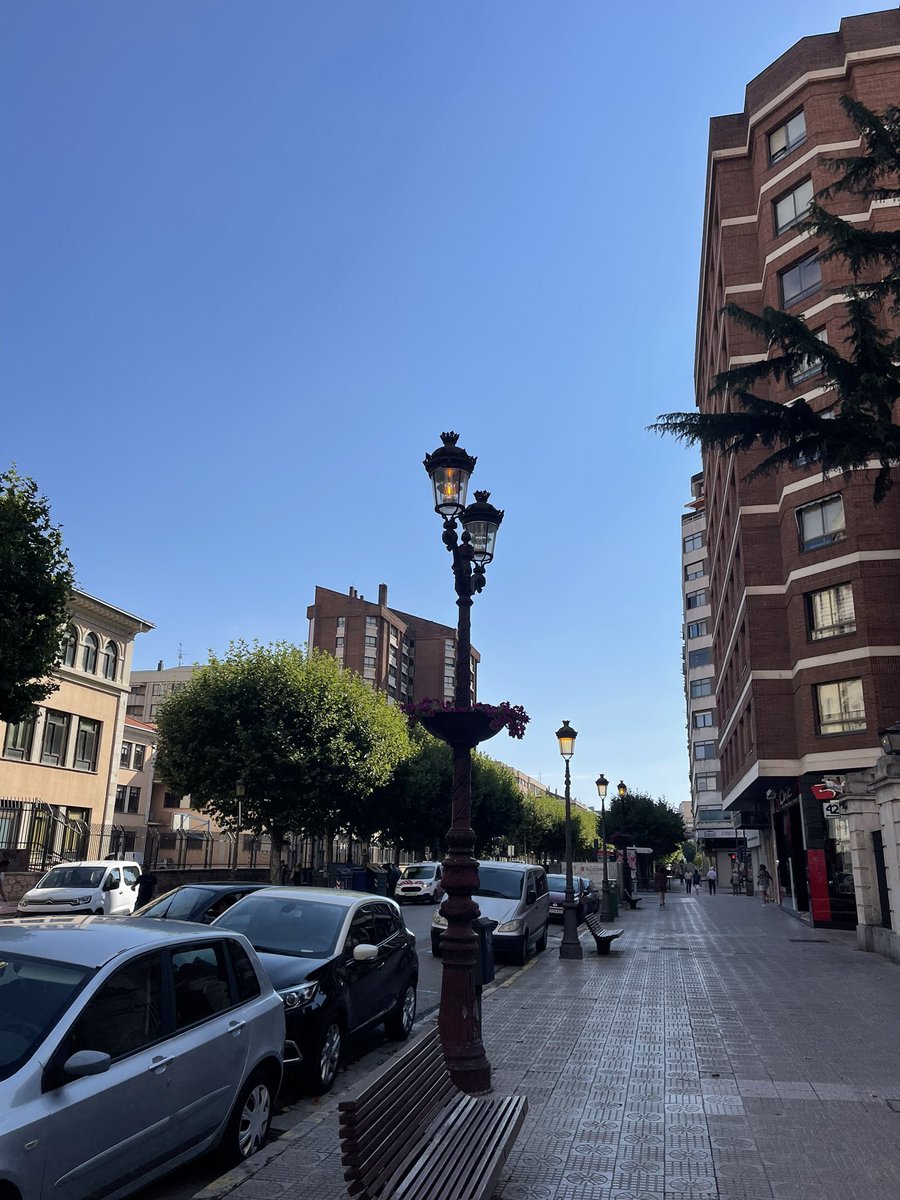 Luces apagadas a las 23h y encendidas a las 10:45h de la mañana en #Burgos Fantástico el ejemplo que da el <a href="/Aytoburgos/">Ayuntamiento de Burgos</a>